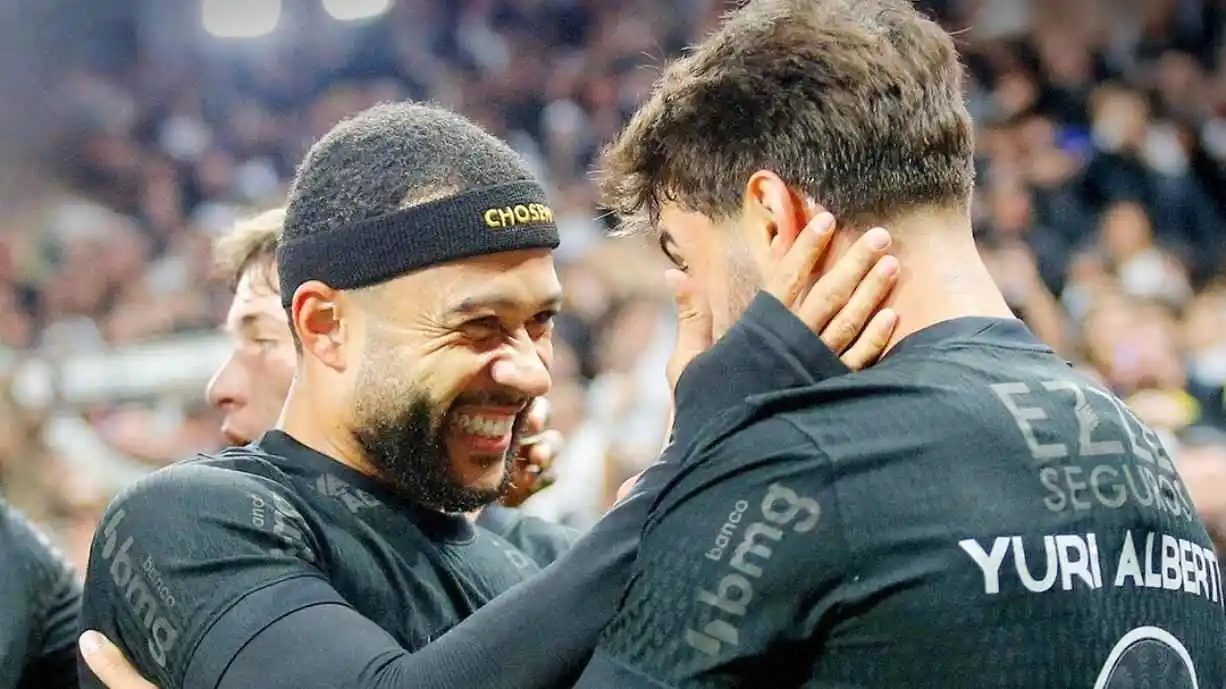 Na maior parte da temporada passada, Memphis e Yuri atuaram isoladamente no ataque sob o comando de Ramón Díaz - Foto: Reprodução