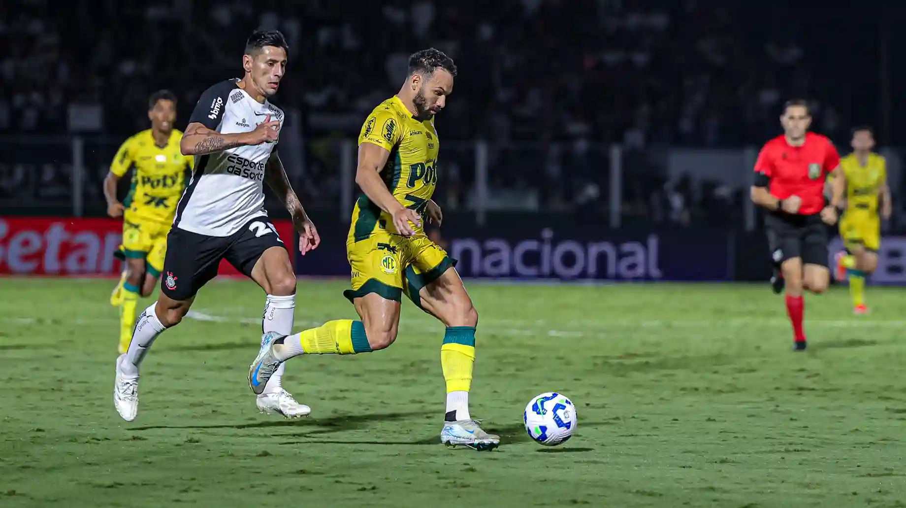Maycon defende Memphis Depay de críticas na derrota do Corinthians contra o Mirassol