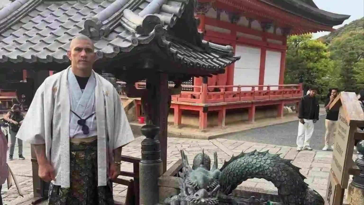 Alex Poatan está em viajem pelo Japão, e tem divulgado suas experiências nas redes sociais. Foto: Reprodução.