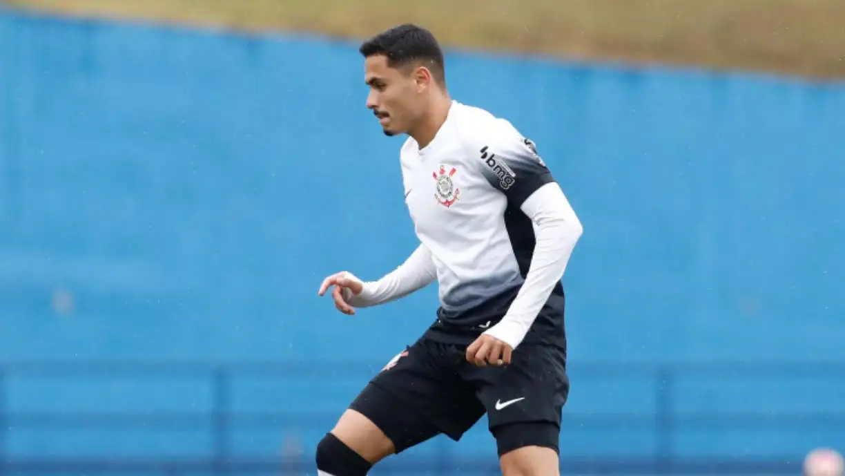 Thomas Agustín durante treino; volante argentino deixa o clube após quase uma década nas categorias de base e título da Copinha 2024. Foto: Reprodução