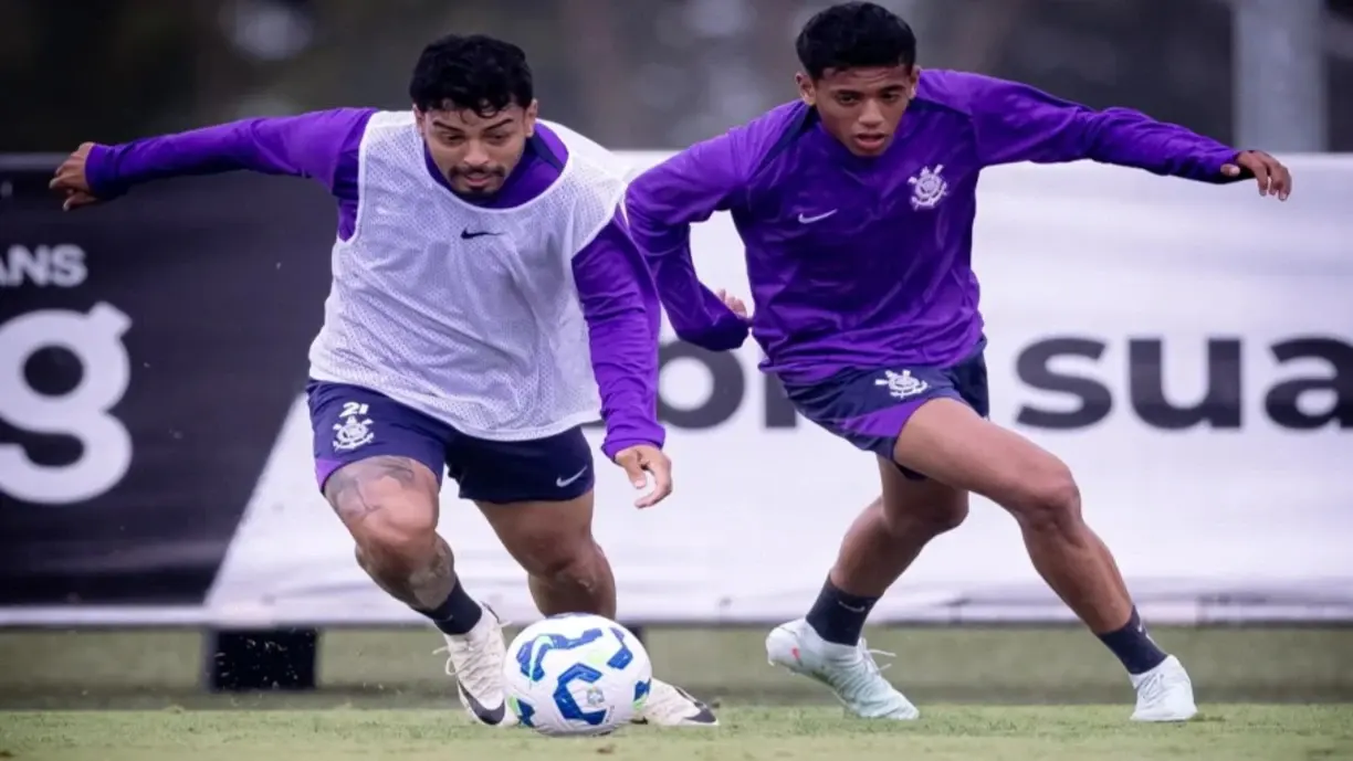 Dorival reúne elenco para conversa e orienta jovem da base em treino do Corinthians