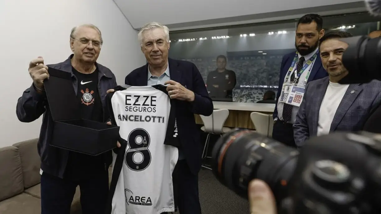 Presidente interino do Corinthians entrega camisa do Timão a Carlo Ancelotti, técnico da Seleção