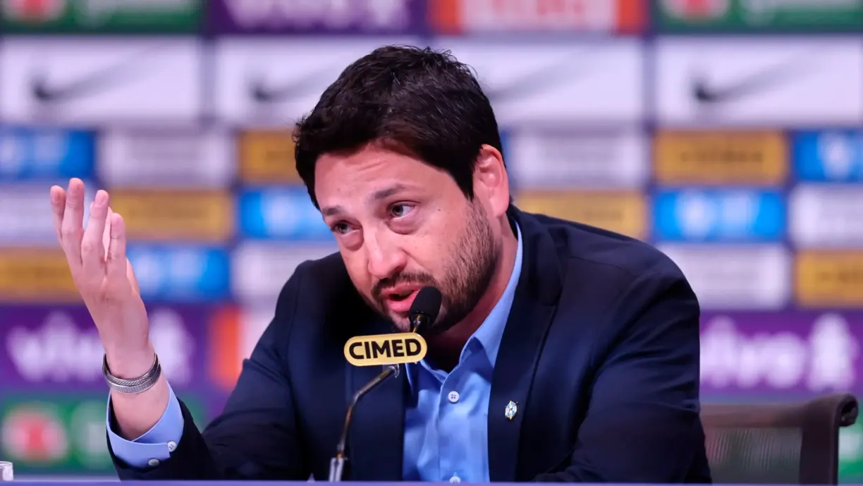Com a presença de atletas do Corinthians, Arthur Elias explica convocação para a Copa América
