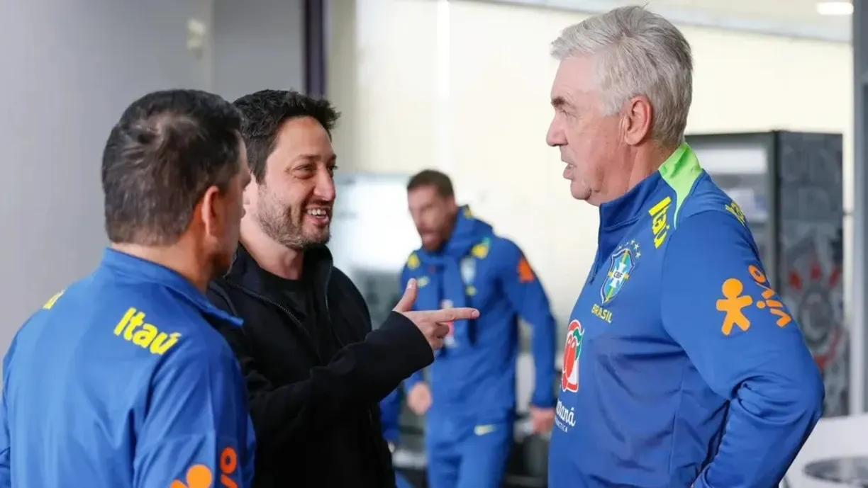 Técnico da Seleção feminina encontra Ancelotti no CT do Corinthians