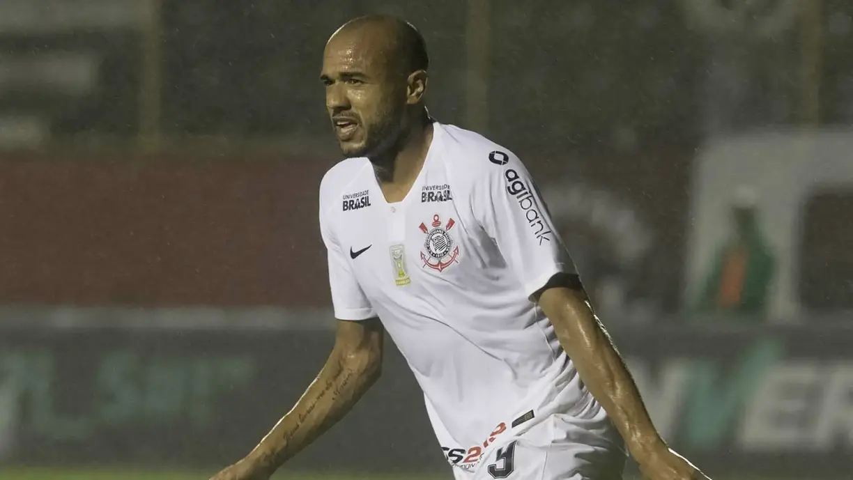 Ex-Corinthians, Roger assiste estreia de filho na Taça das Favelas
