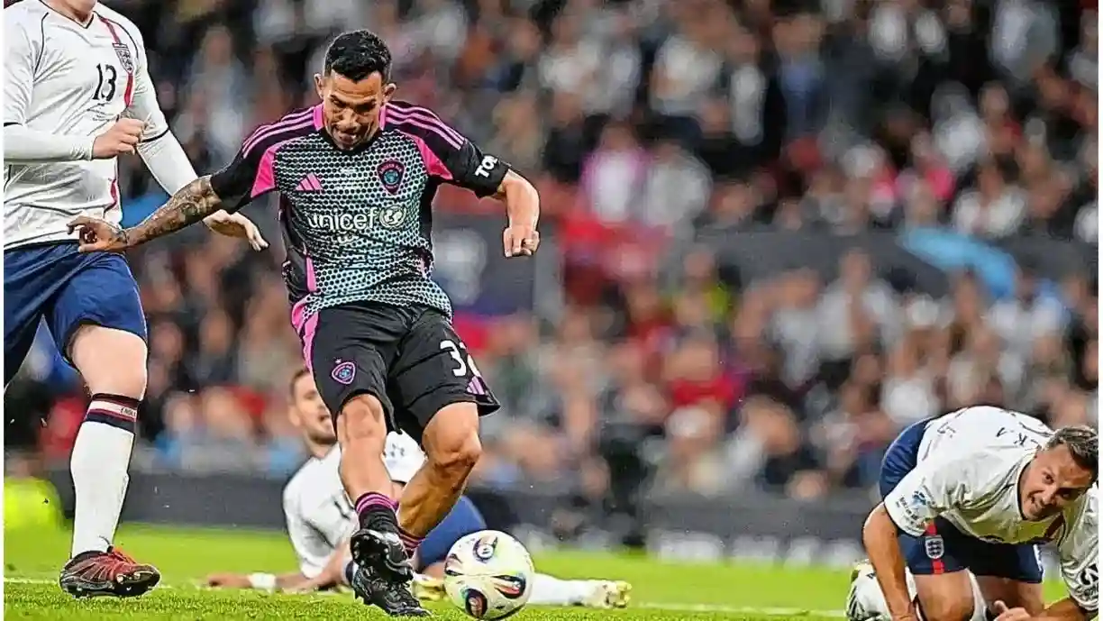 Ex-Corinthians chama atenção em partida amistosa realizada no Estádio Old Trafford, casa do Manchester United, da Inglaterra - Foto: Divulgação/Internet