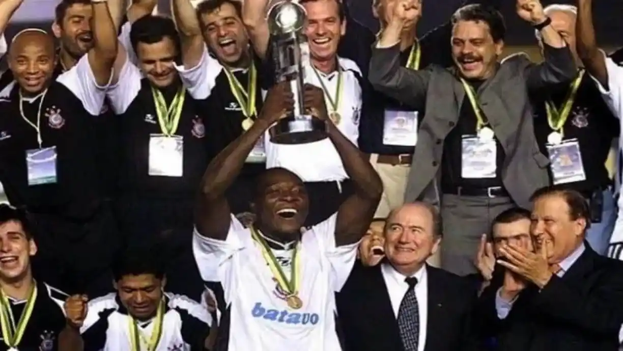 Corinthians foi ao Mundial de 2000 como anfitrião e venceu nos pênaltis, tornando-se o 1º campeão mundial reconhecido pela FIFA - Foto: Reprodução