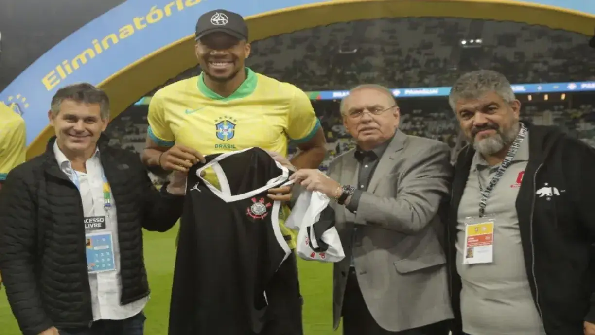 Giannis Antetokounmpo recebe a camisa do Timão e, empolgado, solta um “Vai, Corinthians!” na Neo Química Arena, surpreendendo fãs - Foto: Reprodução