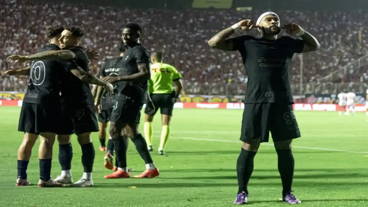 Dupla estrangeira do Corinthians pode entrar em top-10 histórico