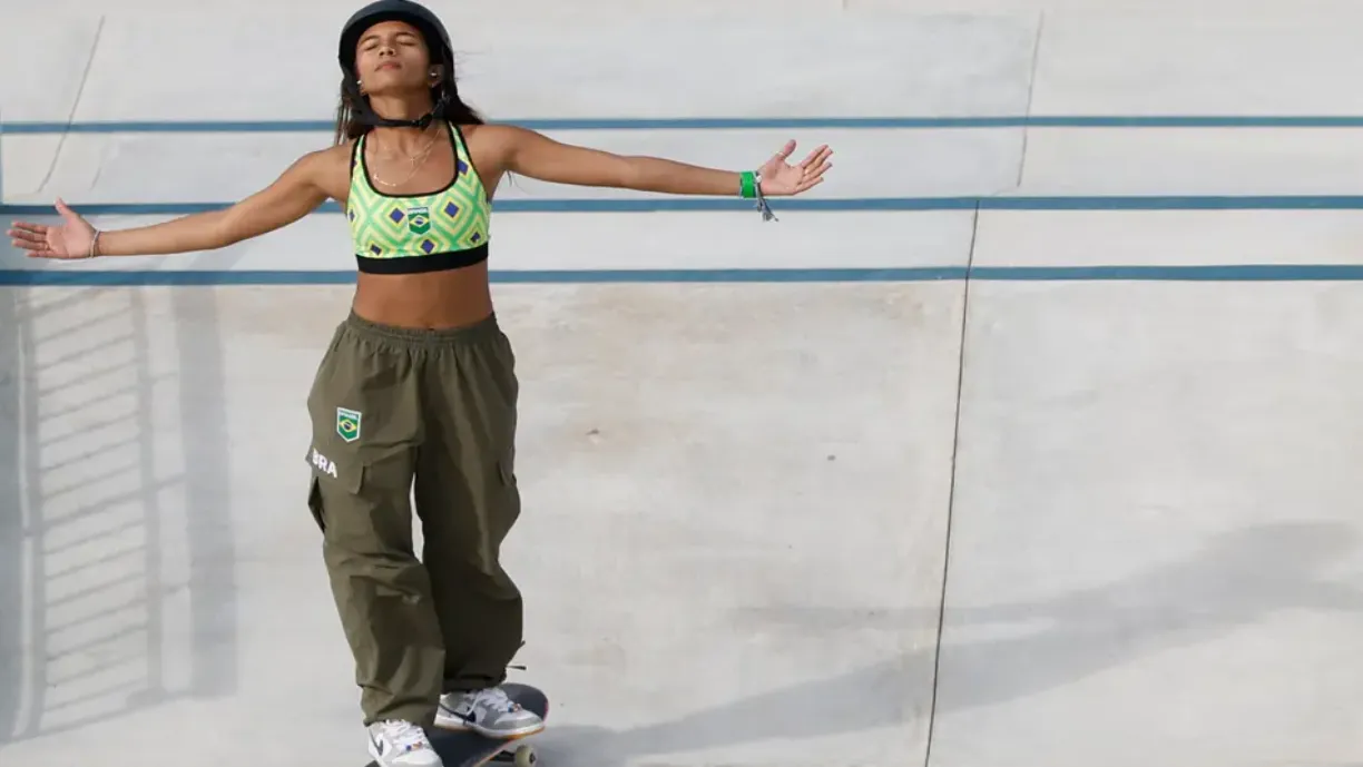 Rayssa Leal rebate crítica nas redes após eliminação e reforça sua trajetória com atitude firme e respeito ao skate - Foto: Odd Andersen/AFP