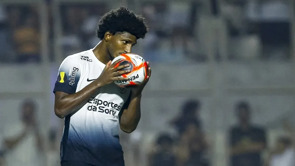 Atacante do Corinthians entra em campo para impedir pior marca de sua carreira