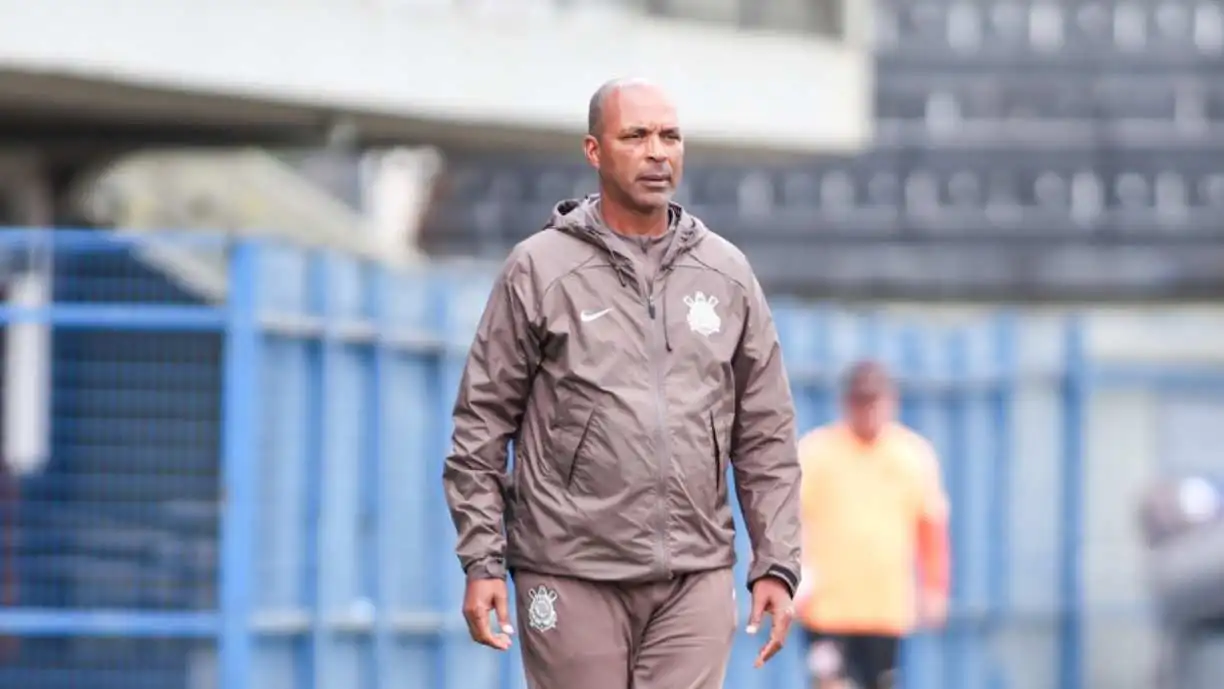 Técnico do Corinthians Sub-20 cobra mais atenção e foco dos jogadores após vitória apertada no Paulistão. Foto: Reprodução