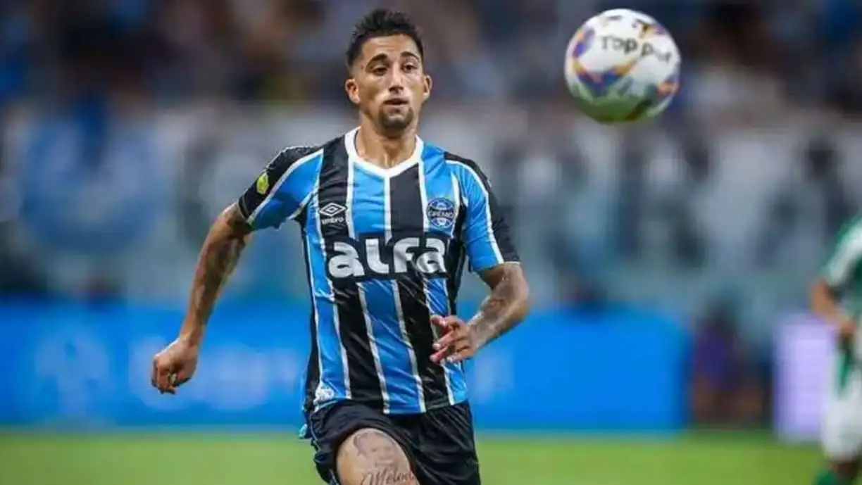 Atacante do Grêmio viaja 800km de carro para confronto contra o Corinthians e sai lesionado