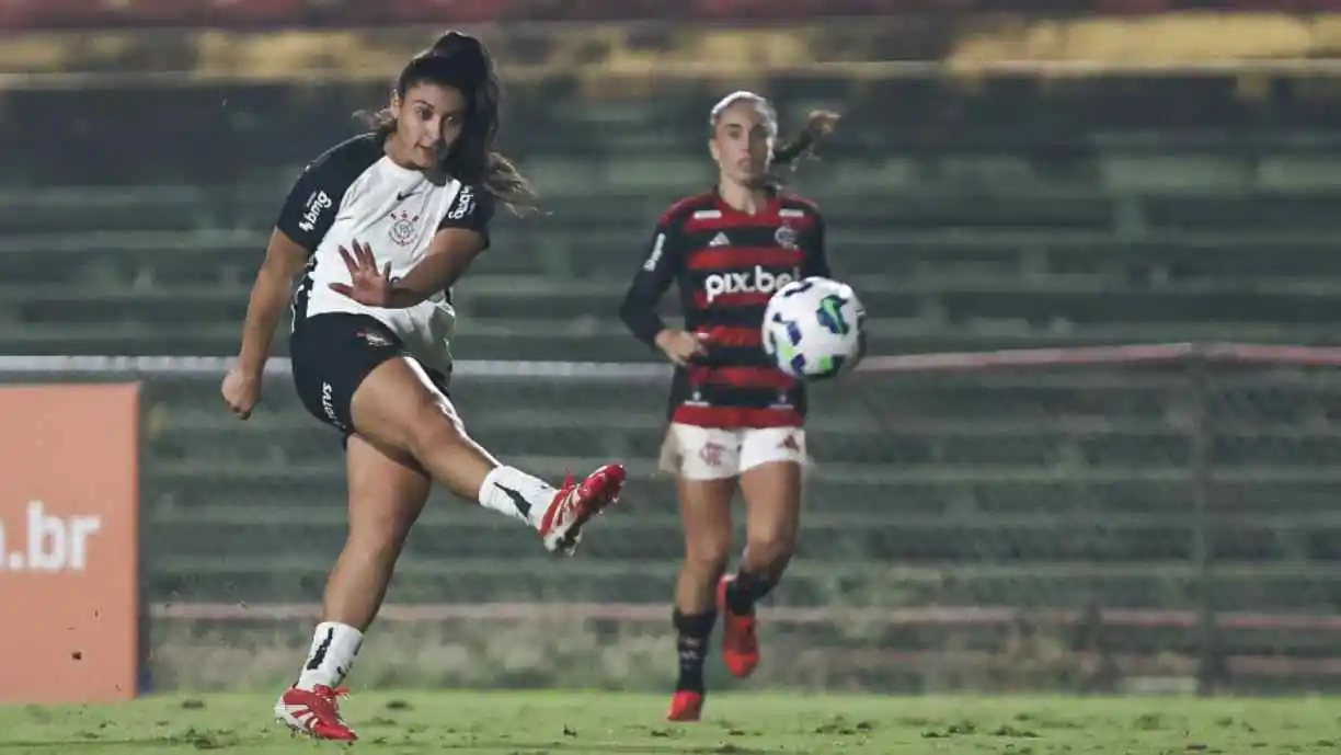 Duda Sampaio confia na evolução do Corinthians e minimiza jejum de gols, destacando foco no coletivo e ritmo intenso da temporada. Foto: Reprodução