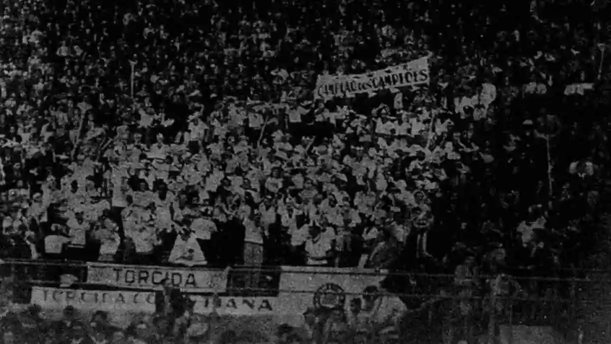 No ano de 1933, o Corinthians já contava com uma torcida organizada, que viria a ser a primeira da história do Brasil. Foto: Reprodução