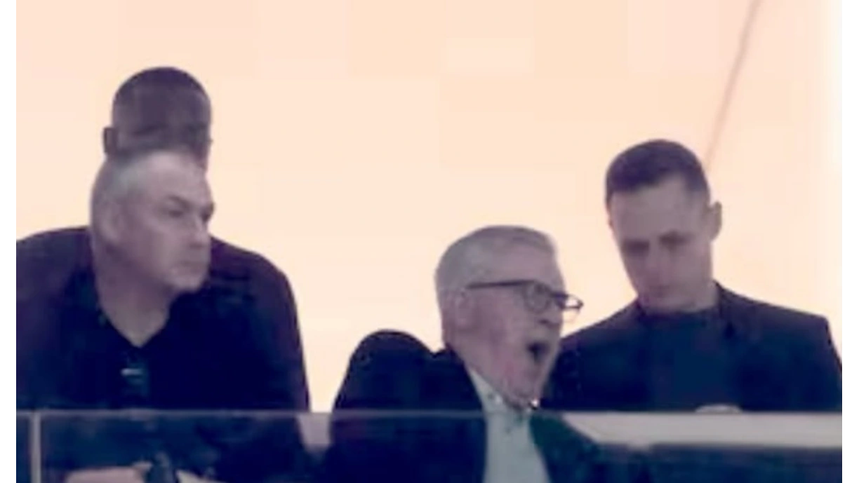 Ancelotti foi flagrado bocejando durante o empate sem gols do Corinthians com o Vitória - Foto: Reprodução