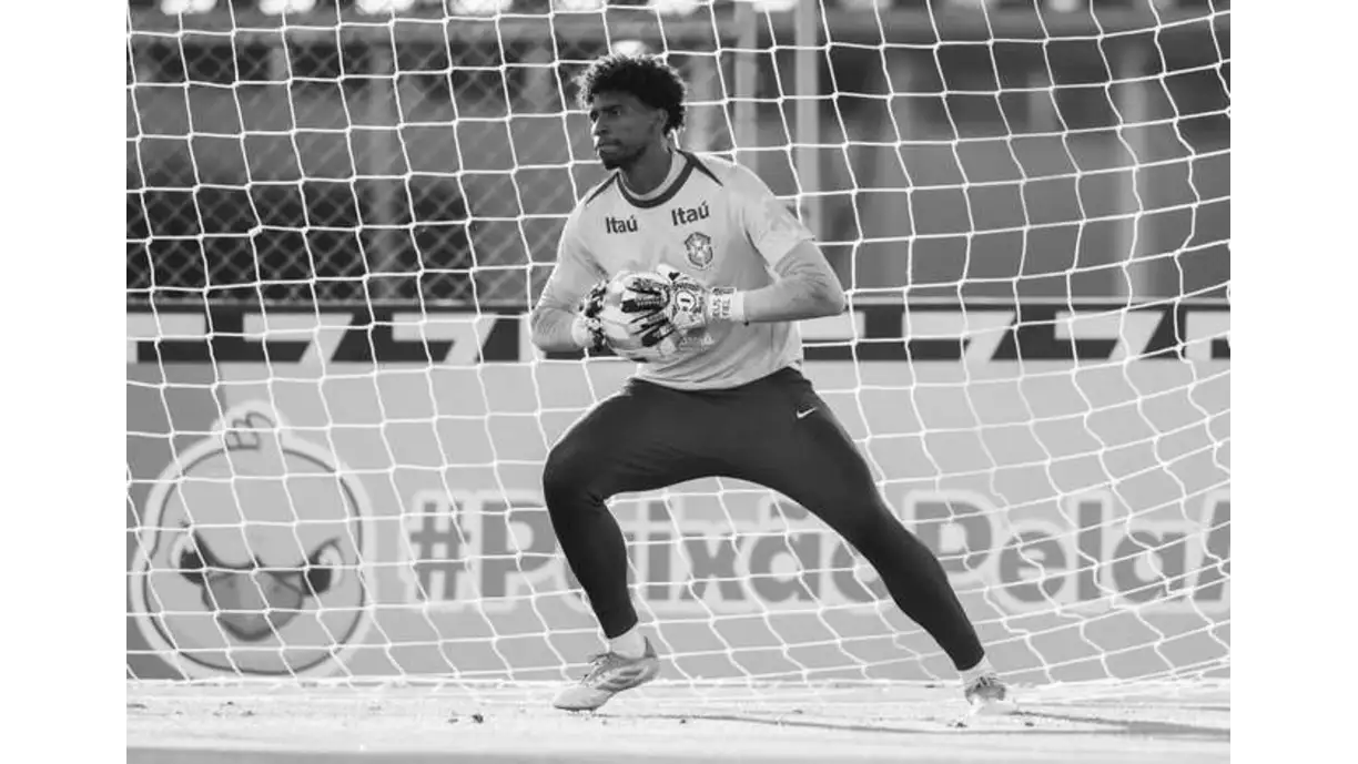 Hugo Souza, do Corinthians, posta foto em treino da Seleção e repercute nas redes sociais