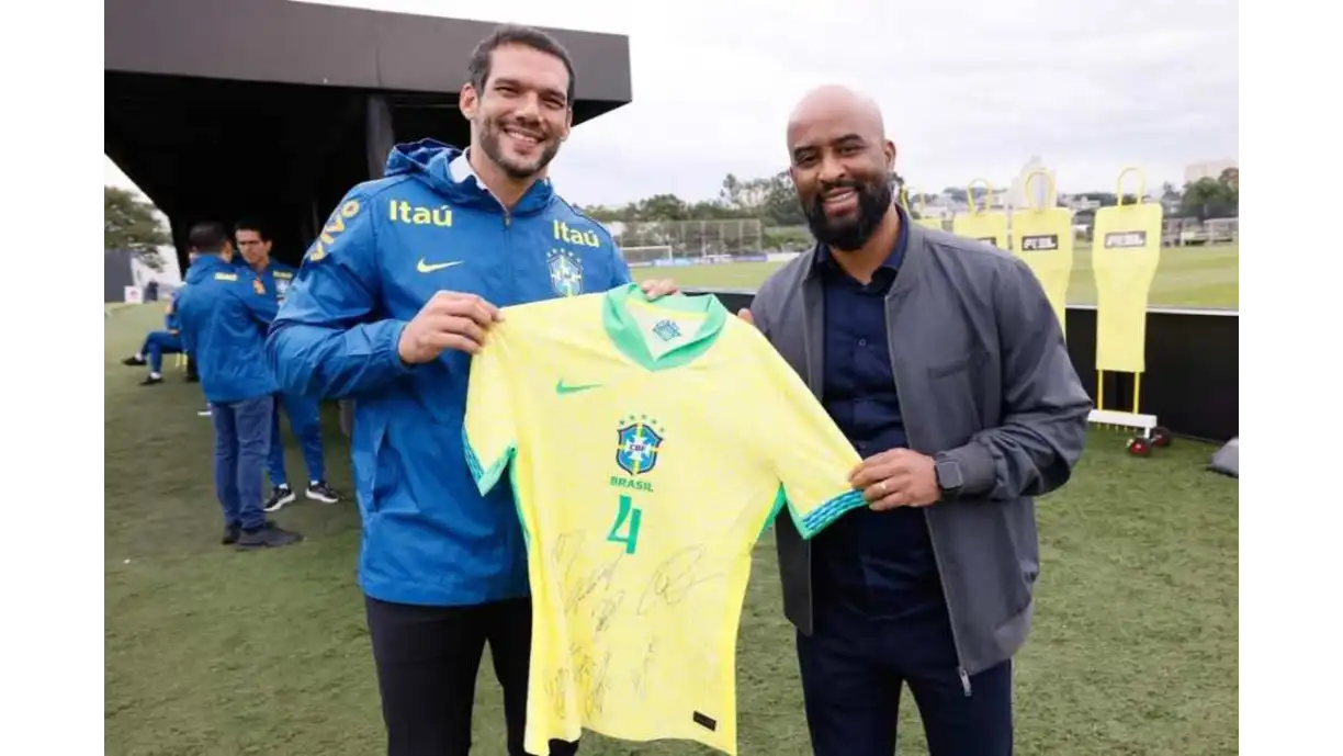 Fabinho Soldado recebe Samir Xaud, presidente da CBF, em treino da Seleção no CT do Corinthians