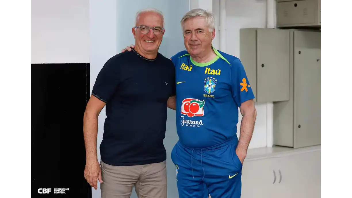 Dorival Júnior e Ancelotti tem conversa e posam para fotografia no CT do Corinthians