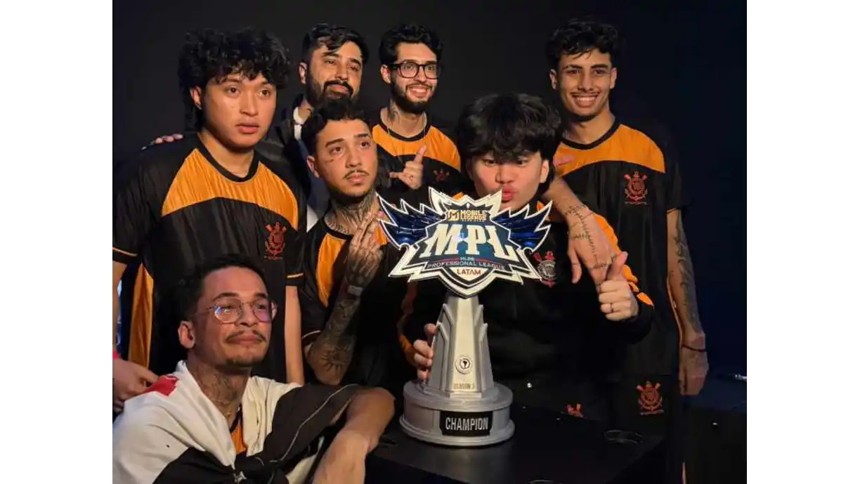 Jogadores do Corinthians levantam o troféu da MPL LATAM após vitória de virada sobre a Influence Rage por 4 a 3 - Foto: Divulgação/Corinthians