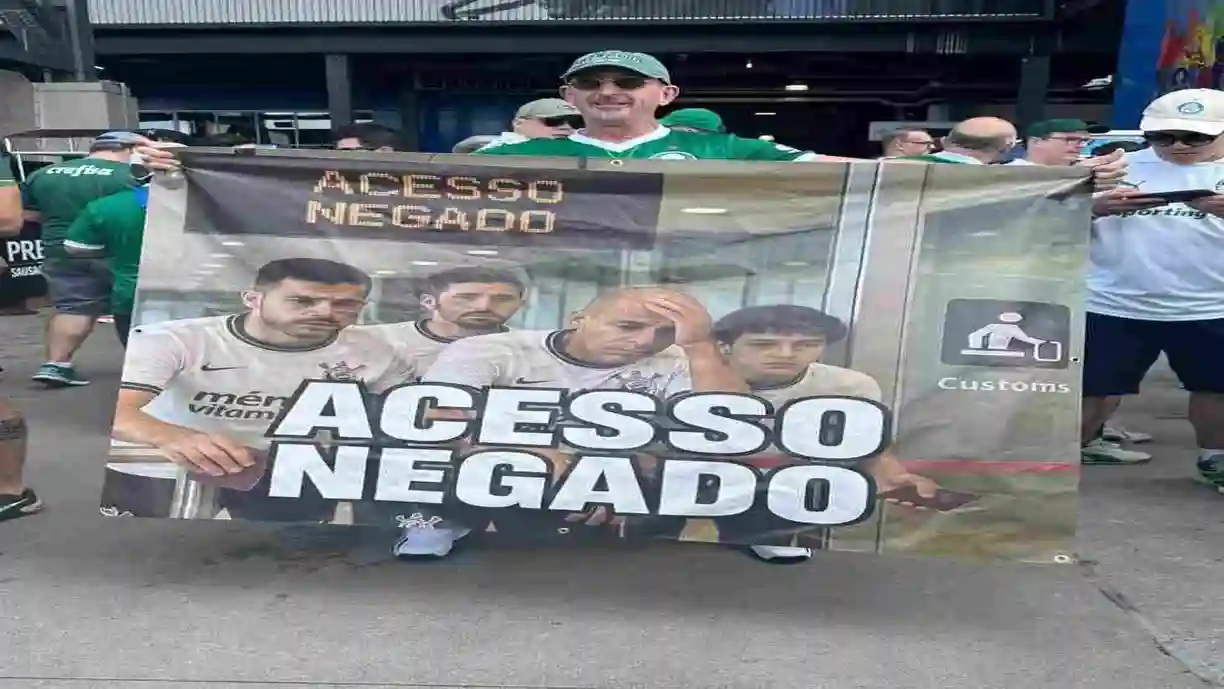 Pai de jogador do Palmeiras provoca o Corinthians com faixa no Mundial de Clubes