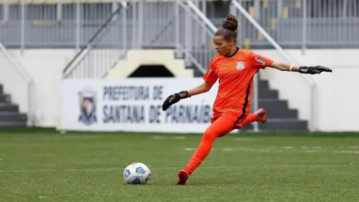 Rillary, goleira formada na base do Corinthians, já soma minutos no profissional e disputa posição no elenco de Lucas Piccinato - Foto: Reprodução
