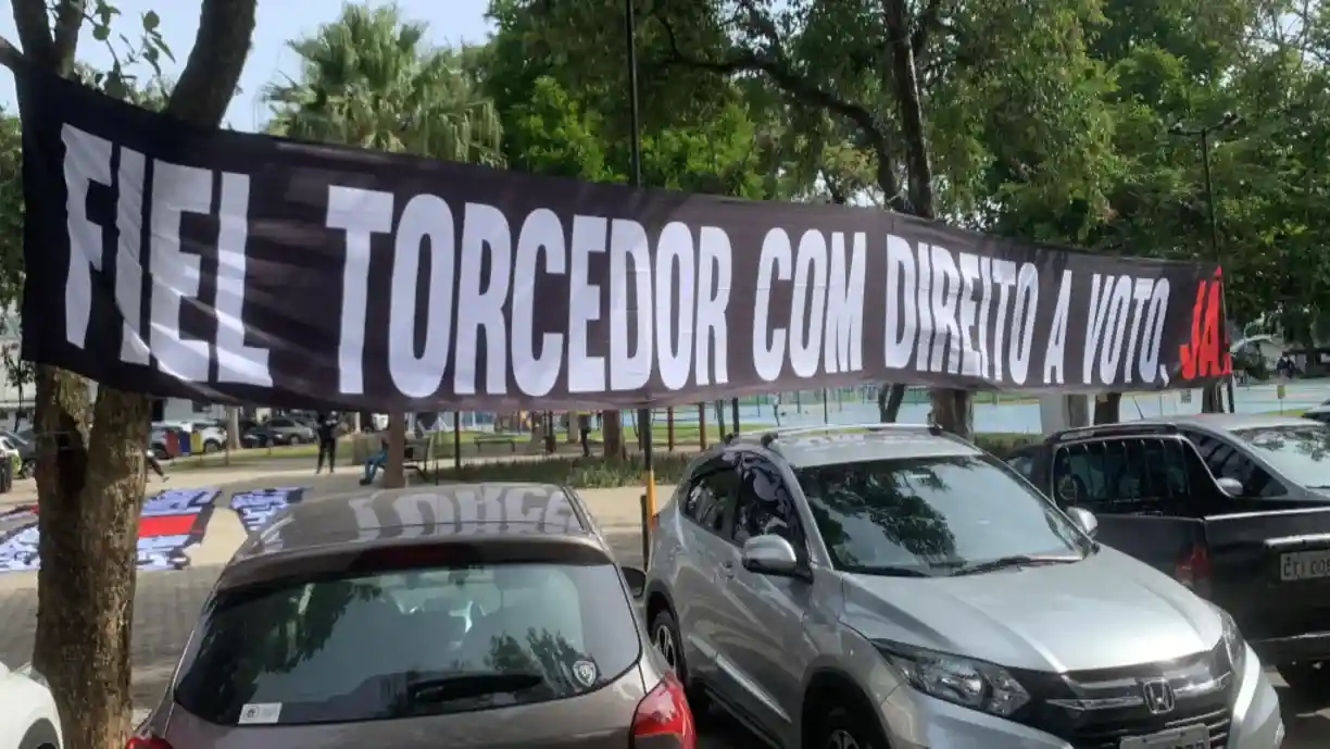 Em protesto, associados estendem faixas na sede social do Corinthians