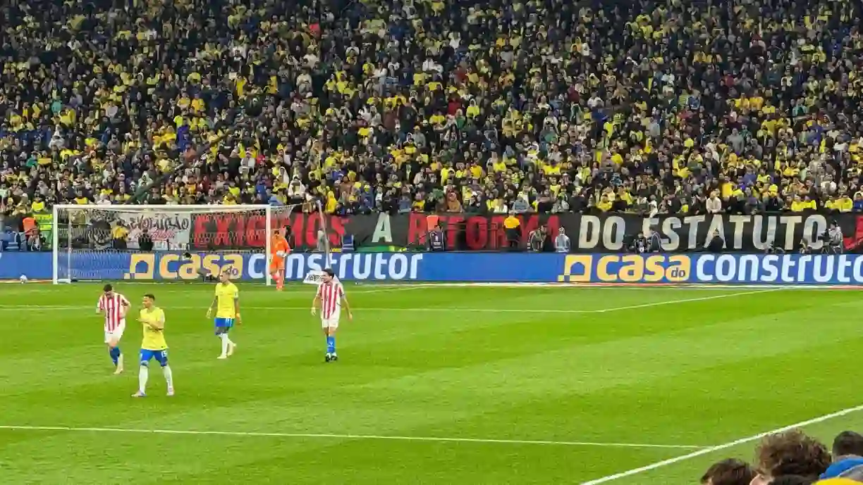 Torcida do Corinthians estende faixa de protesto durante jogo da seleção brasileira