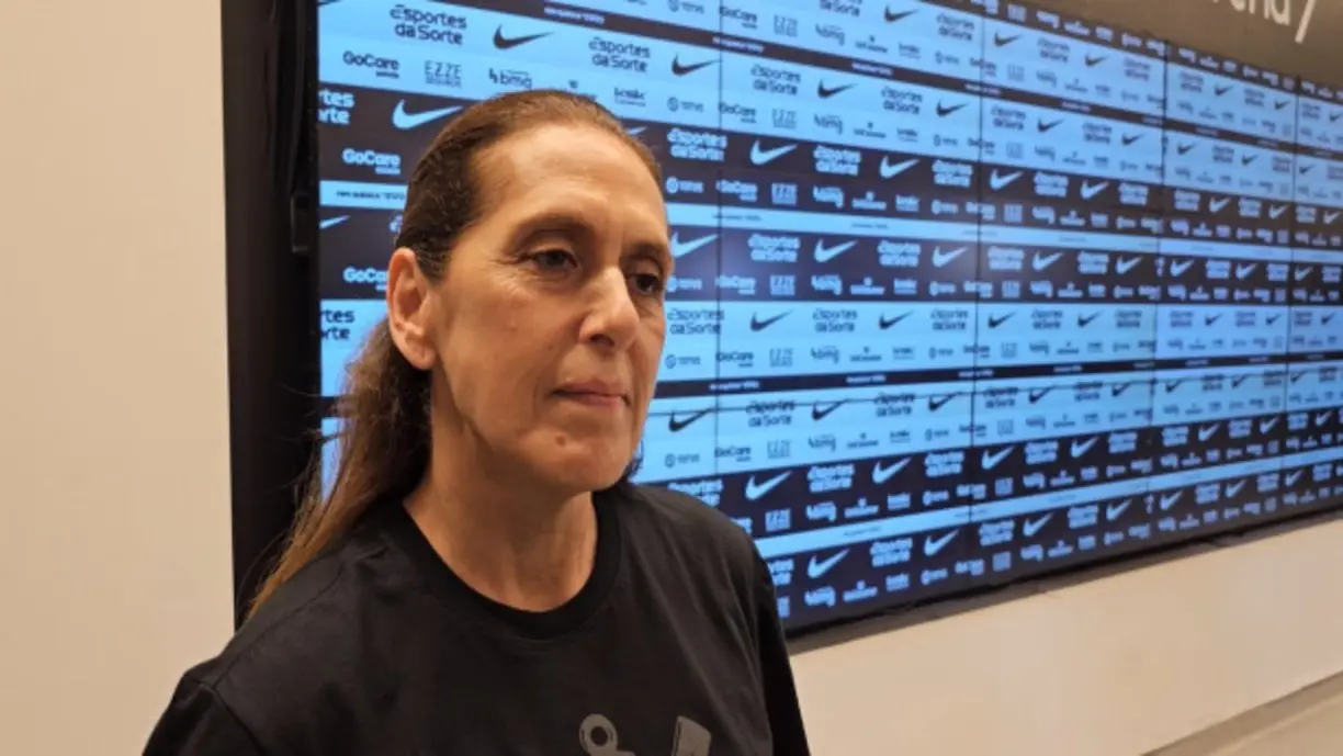 Diretora do Corinthians feminino esclarece atraso no pagamento de premiações para o elenco