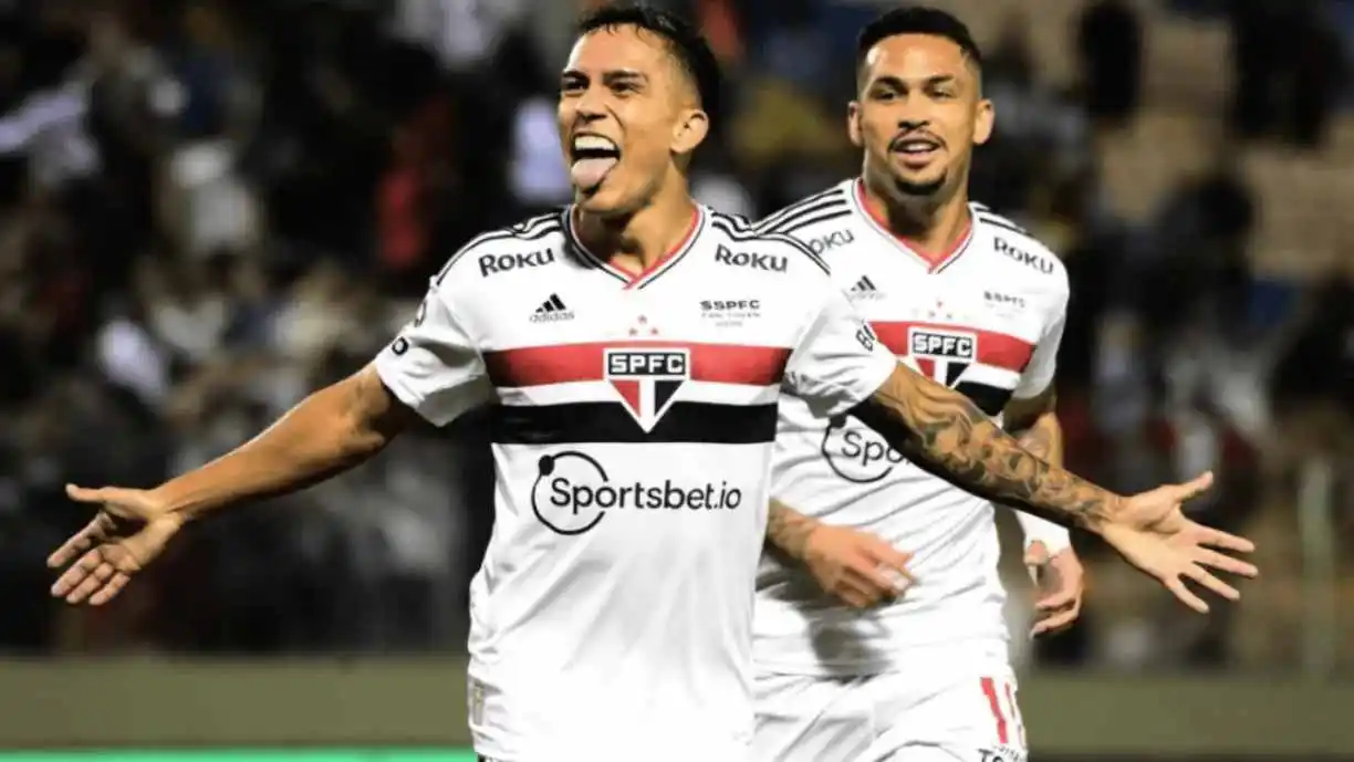 Lateral do São Paulo deve trocar rival e reforçar o Corinthians a pedido de Dorival