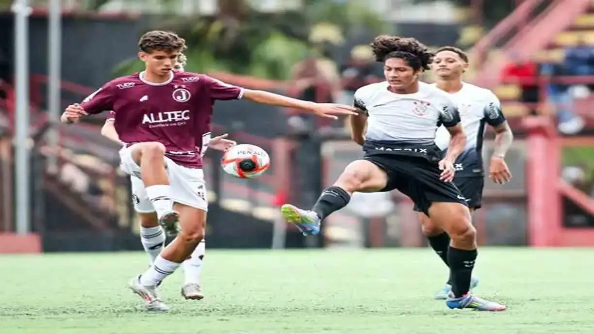O Corinthians revela promessas como Kayque. O jogador da geração 2009 estreou no Sub-20, mostrando talento e perspectivas brilhantes - Foto: Reprodução