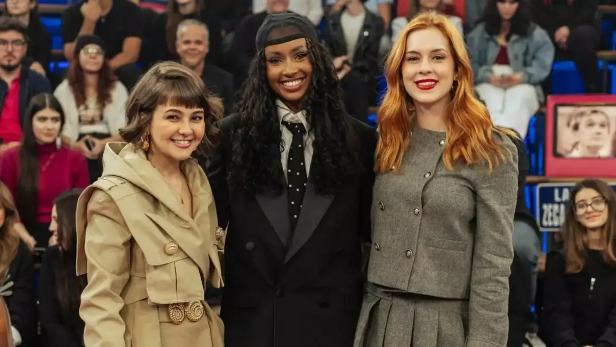 Klara Castanho surpreende ao cantar sucesso de Marília Mendonça no Altas Horas