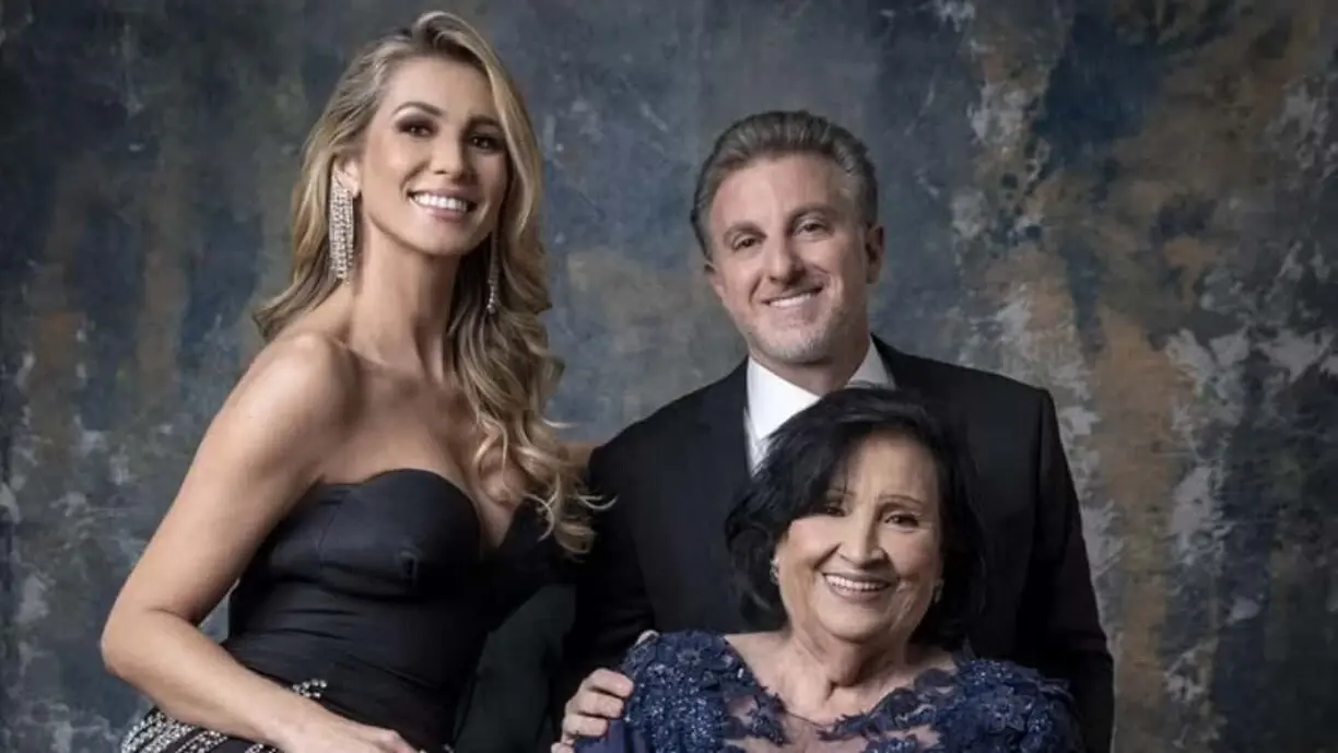 Lívia Andrade completou mais um ano de vida nesta semana e recebeu as felicitações de Luciano Huck - Foto: Divulgação/TV Globo