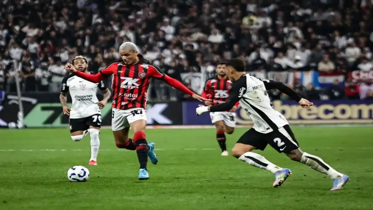Matheuzinho comenta confusão com torcedor do Corinthians no jogo contra o Vitória pelo Brasileirão