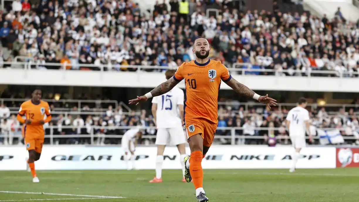 O atacante e camisa 10 Memphis Depay, do Corinthians, recebeu elogios do técnico Ronald Koeman, após gol marcado nas Eliminatórias - Foto: Divulgação