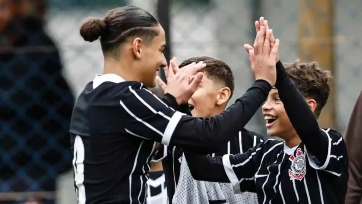 Sub‑11 do Corinthians goleia e mantém liderança no Paulista com desempenho sólido em campo e nas penalidades. Foto: Reprodução