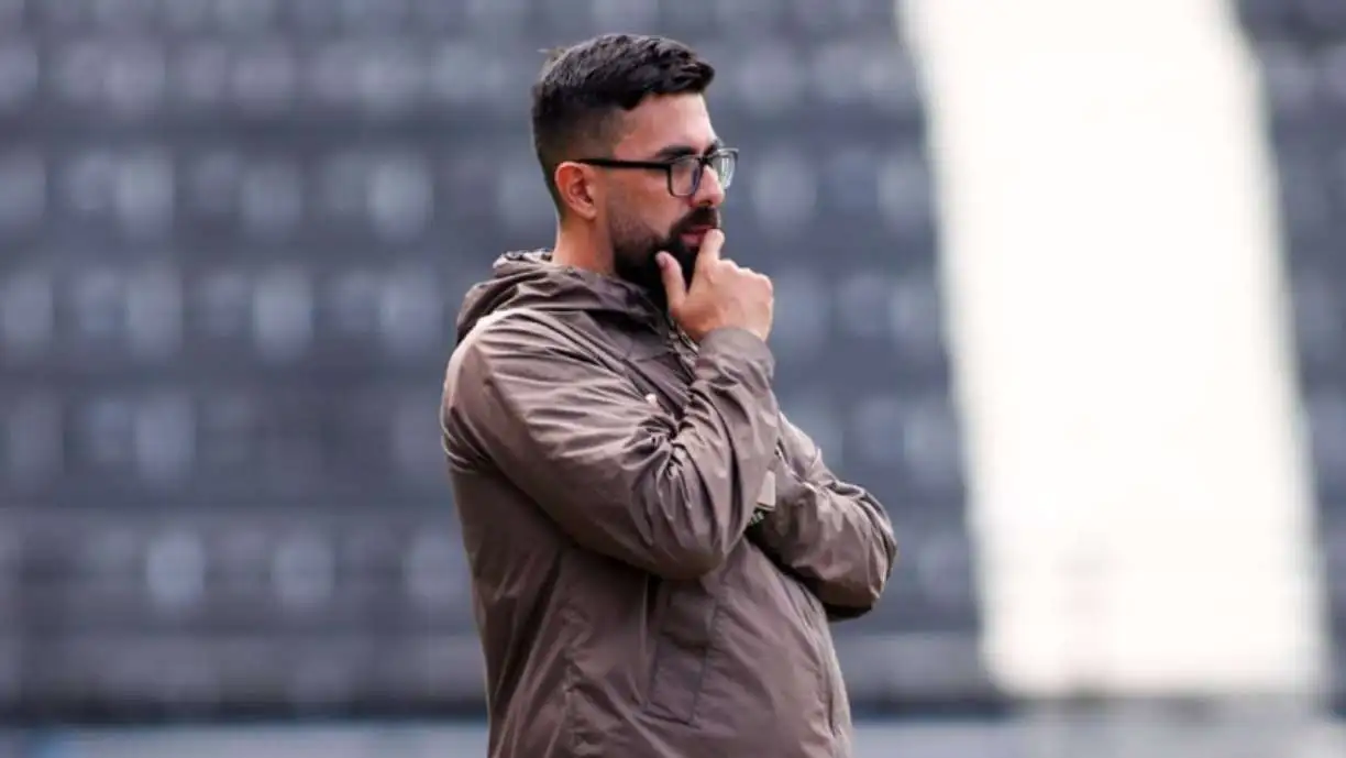 Técnico do Corinthians Sub-17 projeta clássico equilibrado contra o São Paulo e aposta na força do elenco alvinegro. Foto: Reprodução