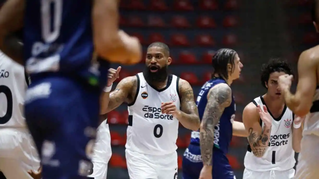 Armador renova com o Corinthians e é a quinta permanência confirmada para a temporada 2025/2026 do basquete. Foto: Reprodução