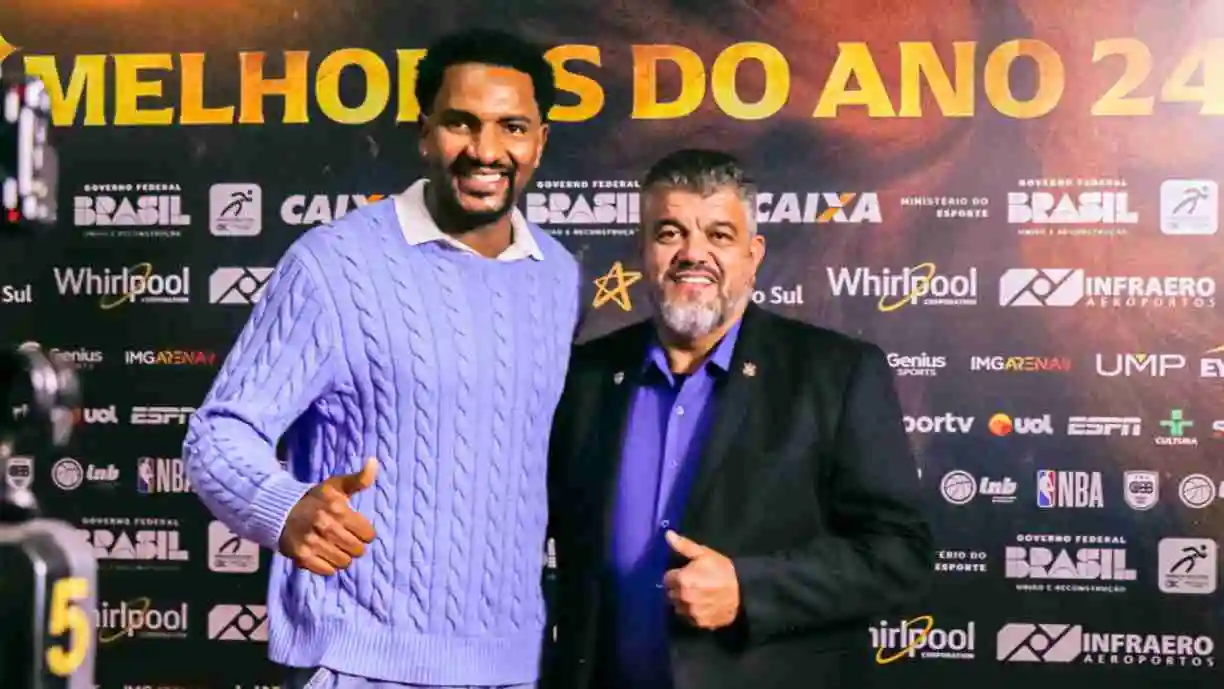 Victão marca presença em evento do NBB e celebra indicação ao prêmio de Melhor Pivô da temporada. Foto: Reprodução