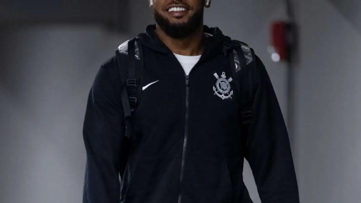 Volante do Corinthians desembarca em Porto Alegre para assinar com o Grêmio