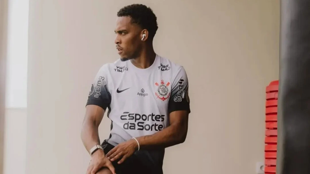 Lateral do Arsenal posta foto com camisa do Corinthians