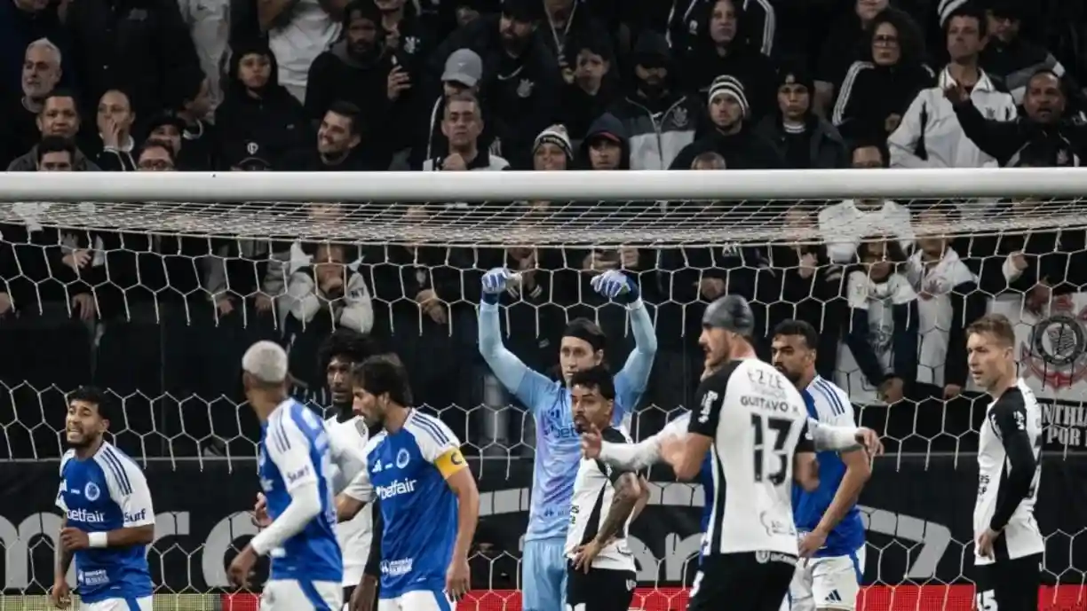 Cássia fez boas defesas em finalizações de Memphis Depay e cabeçada de Gustavo Henrique, principalmente no segundo tempo | Marco Galvão/Cruzeiro