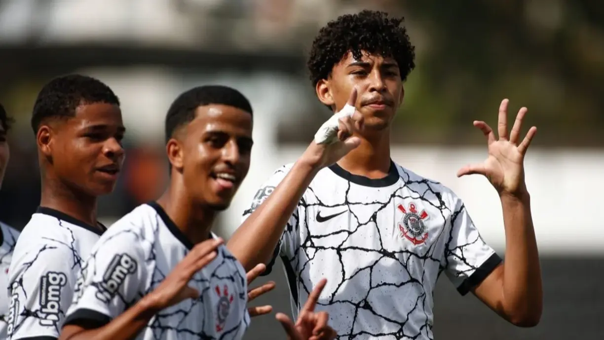 Nascido em 2008, o defensor de 17 anos acumula 12 partidas em 2025 e dois gols marcados | Divulgação/Corinthians
