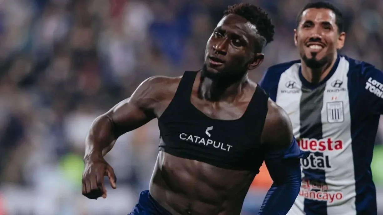 Ex-Corinthians viu sua equipe ser derrotada e se complicar em duelo realizado na última quarta-feira (16) - Foto: Reprodução/Alianza Lima