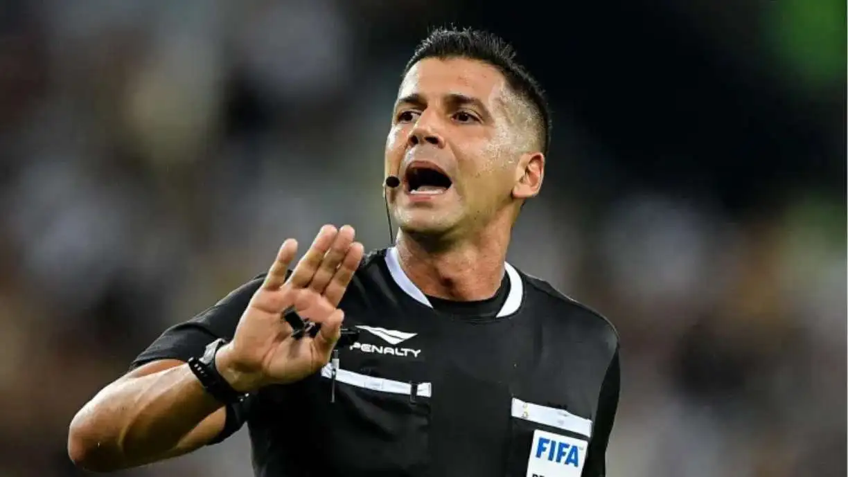 Árbitro relata atitude agressiva de membros do Corinthians após pênalti polêmico; clube contesta decisão em ofício à CBF. Foto: Reprodução