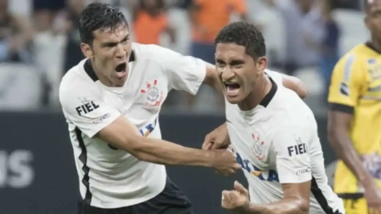 Grêmio intensifica negociação com Fabián Balbuena, defensor experiente e ex-Corinthians, para reforçar a zaga.  Foto: Daniel Augusto Jr./ Agência Corinthians