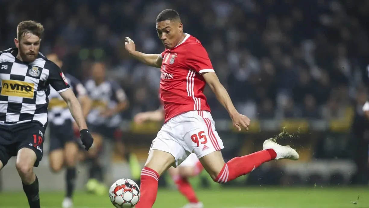 Como anda a negociação do Corinthians pelo atacante Carlos Vinícius, ex-jogador do Fulham?