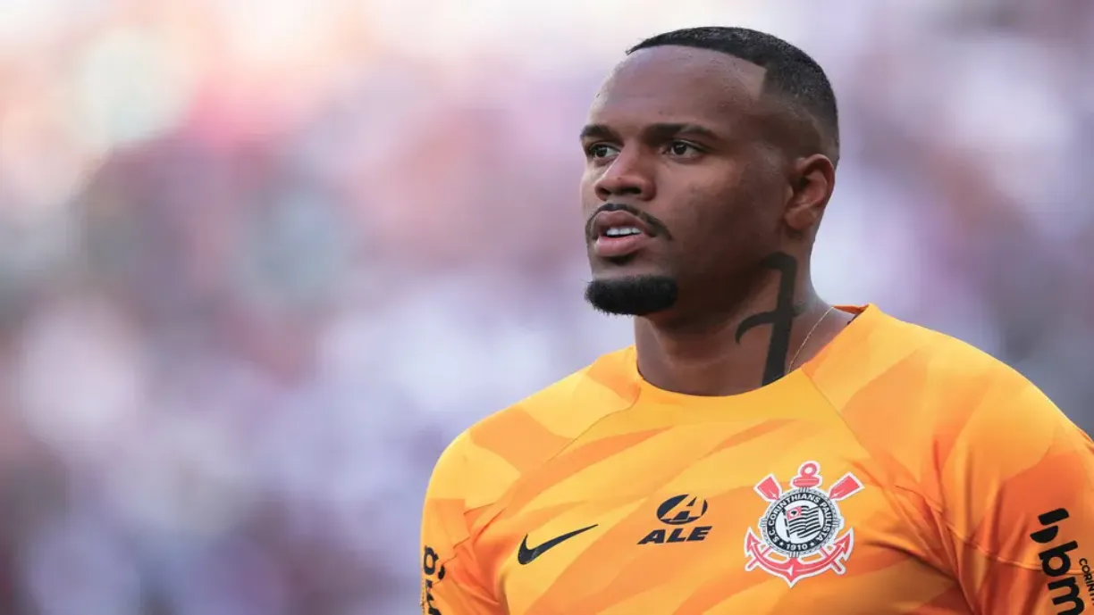 Torcida apoia possível chegada de ex-jogador do Corinthians Carlos Miguel para o gol; diretoria avalia chance na janela - Foto: Ettore Chiereguini/AGIF