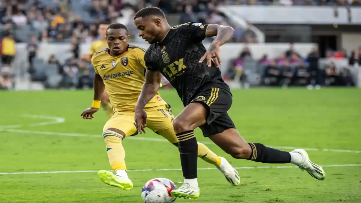 Lateral do Corinthians está próximo de empréstimo para clube da MLS após poucas chances e lesão que afetou temporada - Foto: Shaun Clark/Getty Images