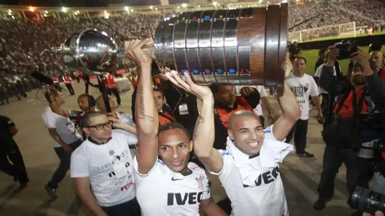 Ídolo do Corinthians se emociona ao reencontrar torcida